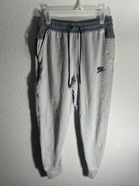 Nike Men’s Medium Sportswear Tech Fleece Joggers Pants Platinum DD5293-077 EUC
